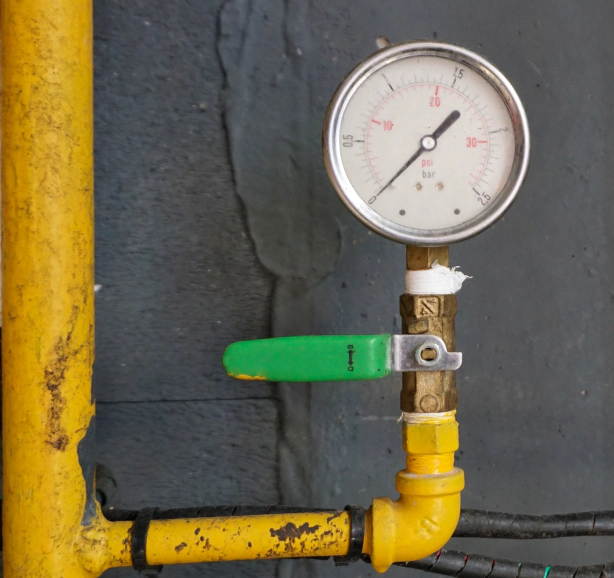 line gas with pressure meter